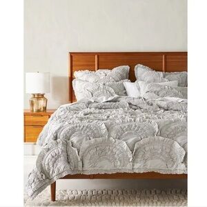 Anthropologie Rivulets Quilt Queen Light Gray Silver 100% Cotton Comfortable